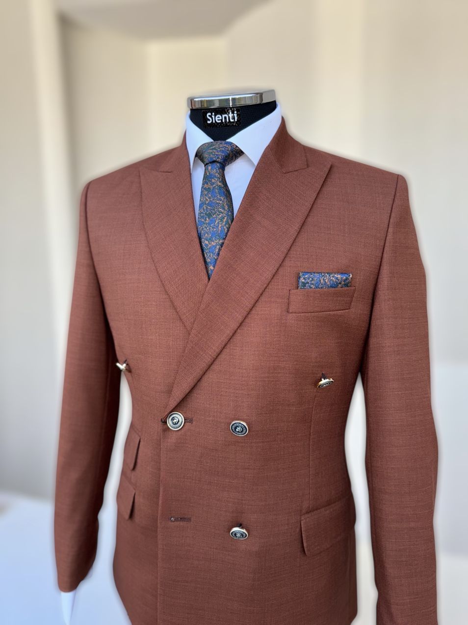 Costum cărămiziu la două rânduri de nasturi - A770