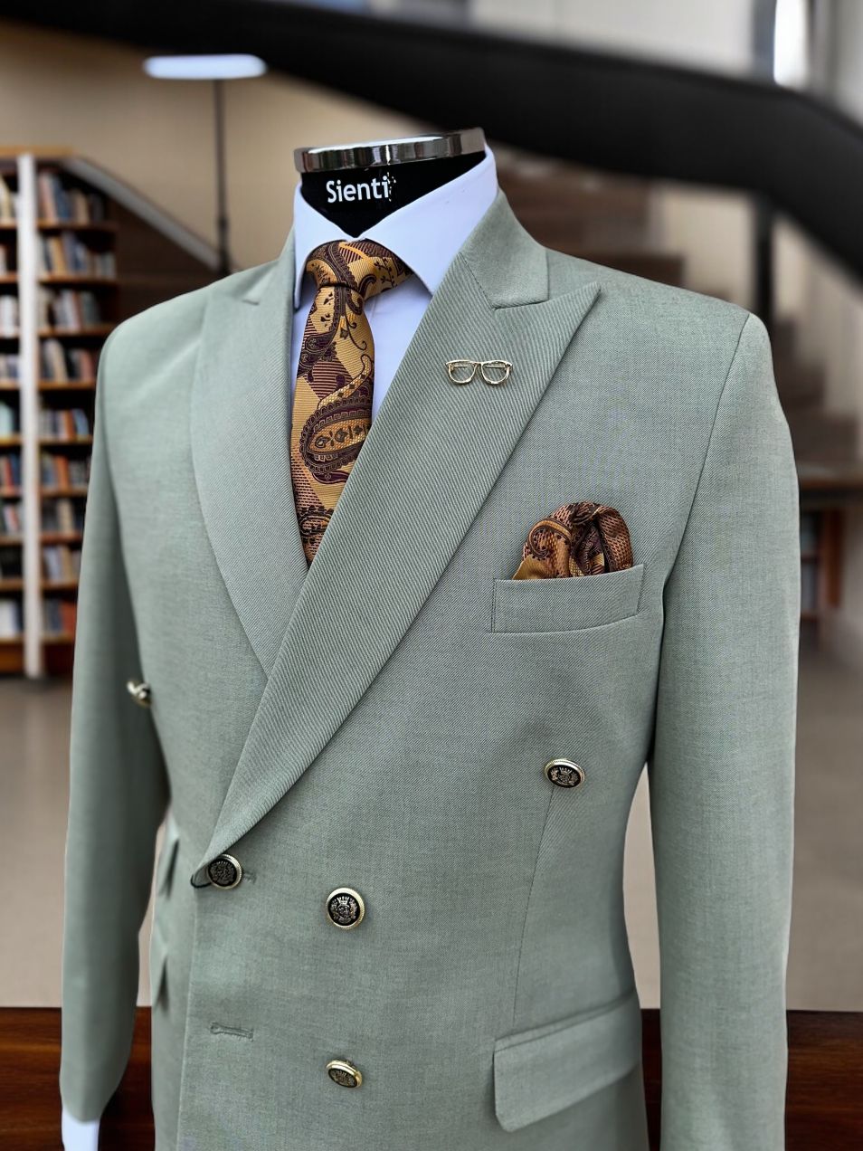 Costum verde deschis cu două rânduri de nasturi