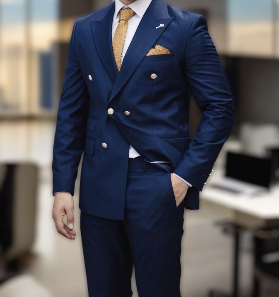 Costum Bleumarin Cu Nasturi Aurii – E17